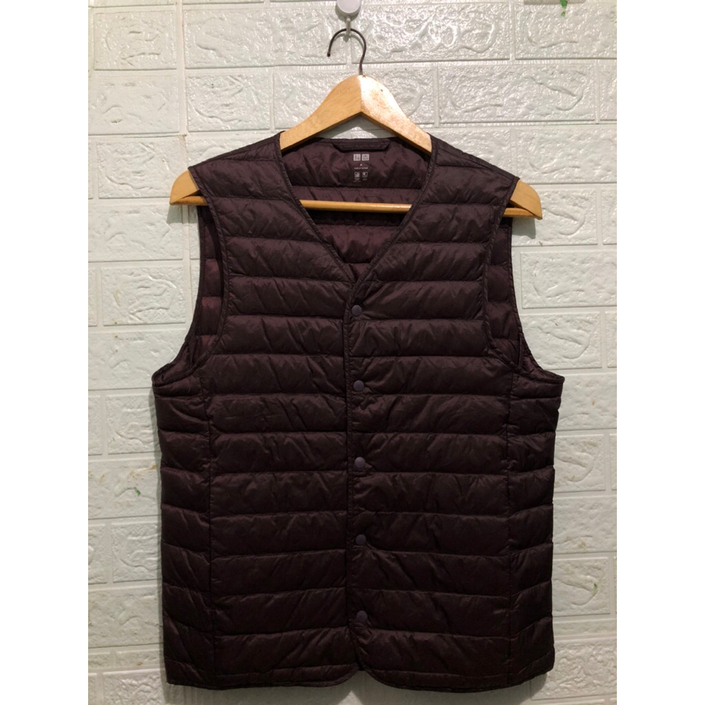 UNIQLO ultralight down vest V neck maroon