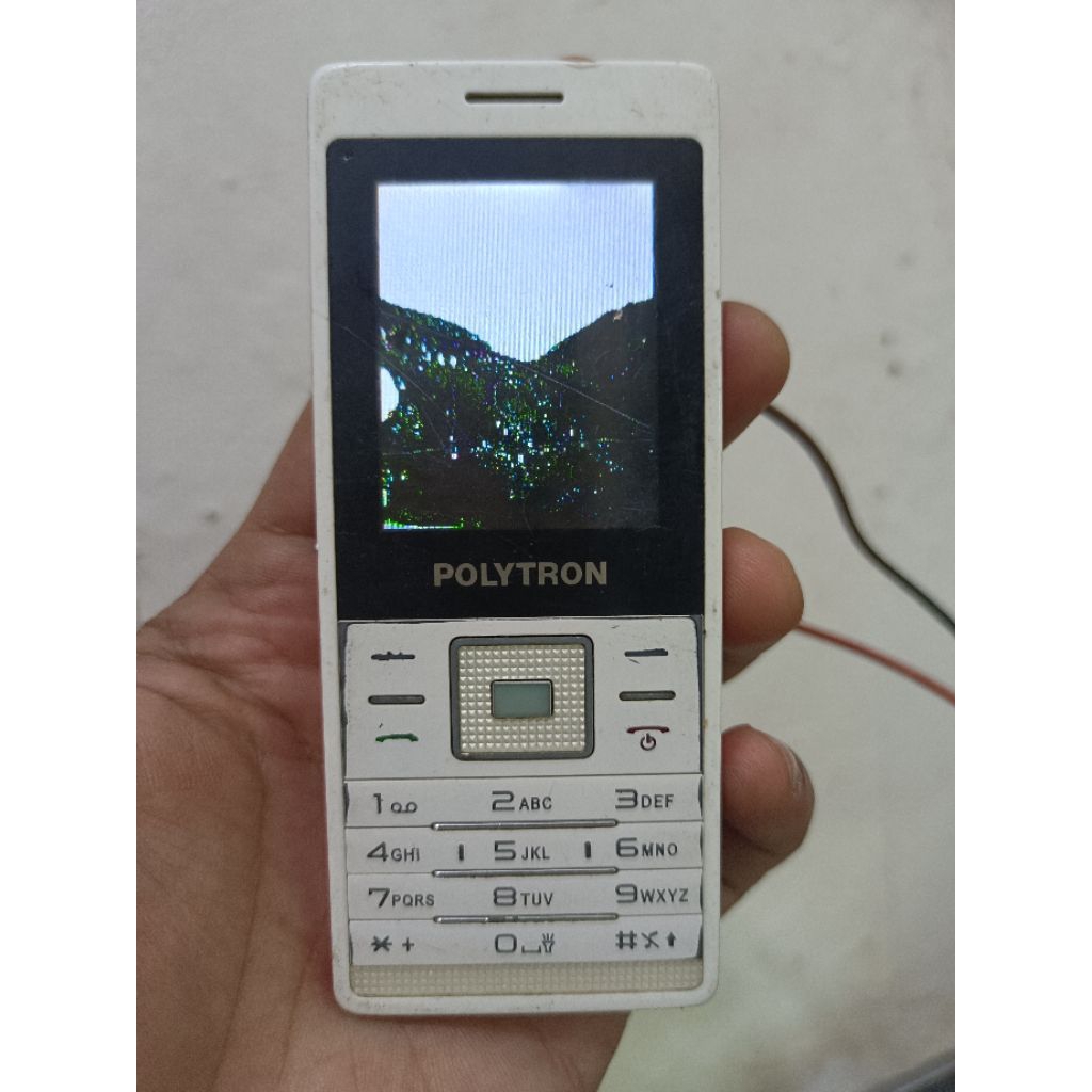hp polytron type C204 kondisi lcd pecah hp buat bahan atau di ambil part nya
