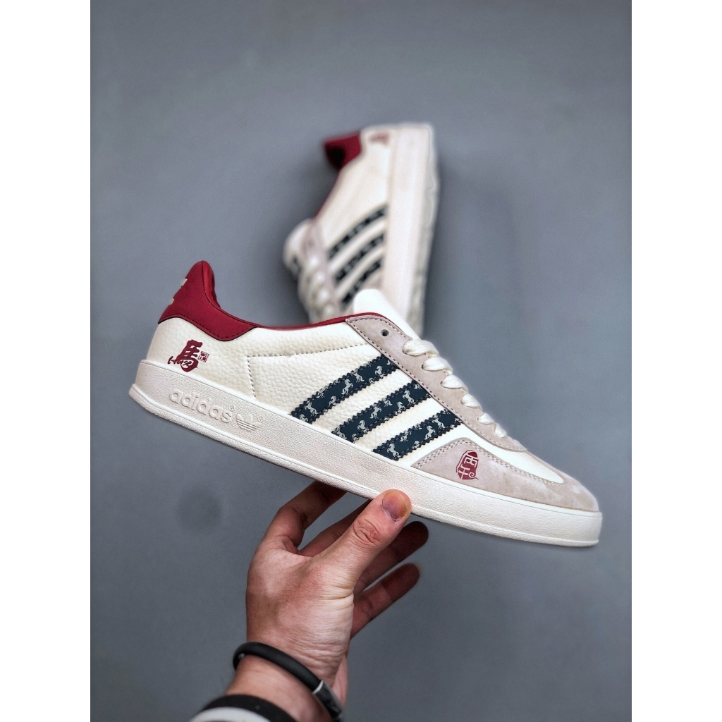 Sepatu kasual adidas, logo Trefoil, sepatu kets bertali rendah anti selip dan tahan aus.