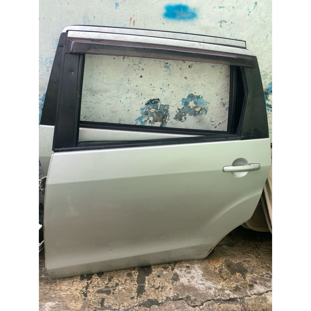 pintu ertiga lama tengah kiri 2013-2017 ada kaca dan engsel
