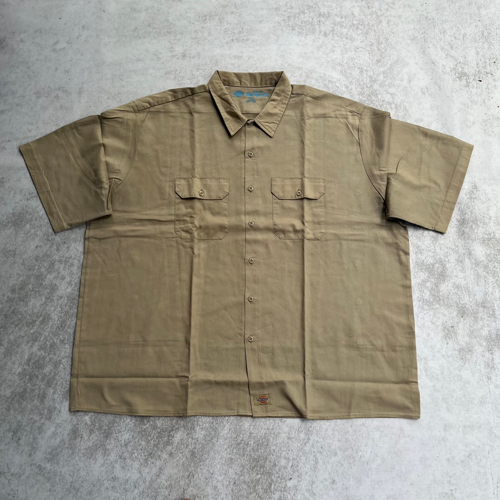 Ready Workshirt D!ck!es  Size : 3XL Panjang : 84 Lebar : 82 Kondisi : 95%  Minus : -