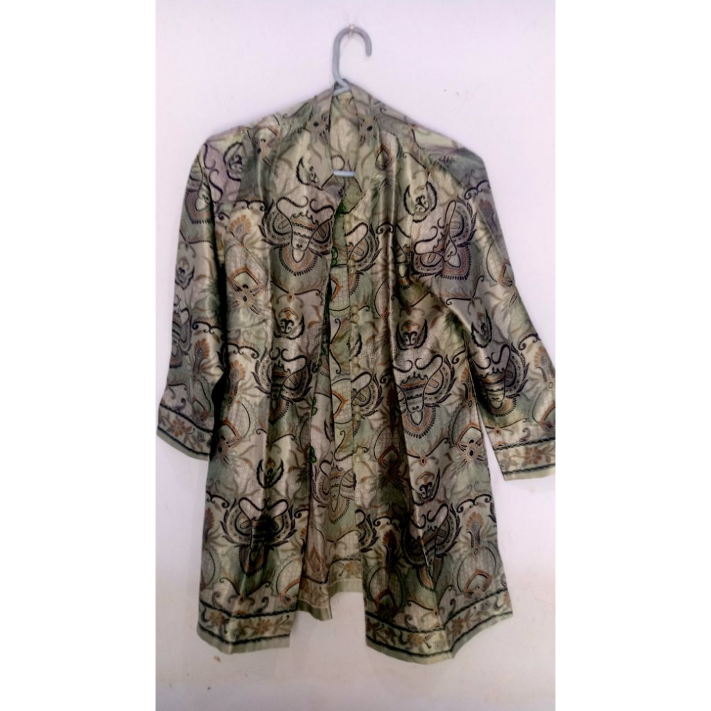 outer cardigan panjang wanita dengan motif batik