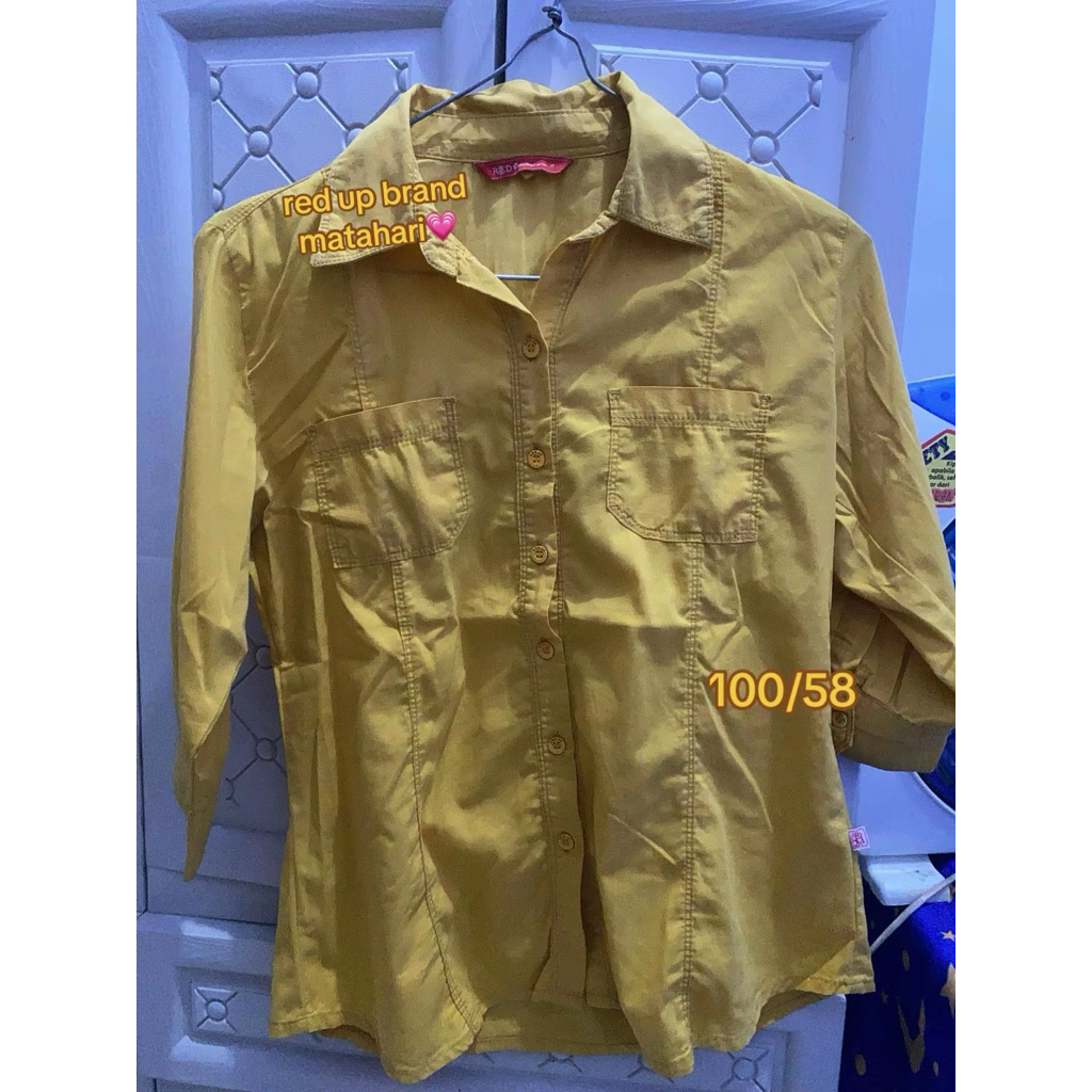 Kemeja Mustard Red Up Matahari – Atasan Kerja Wanita LD 100
