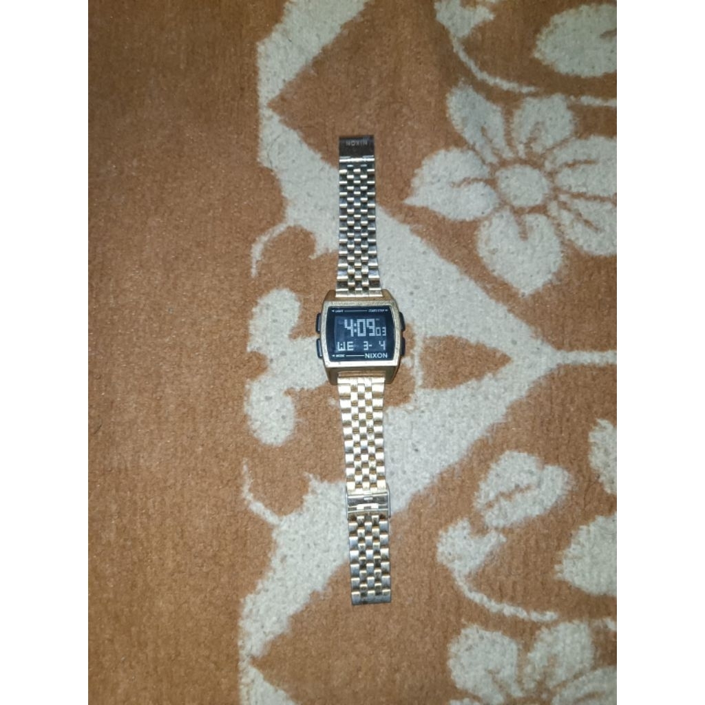jam tangan Nixon,,kondisi second seperti difoto kondisi normal,berat:300gr