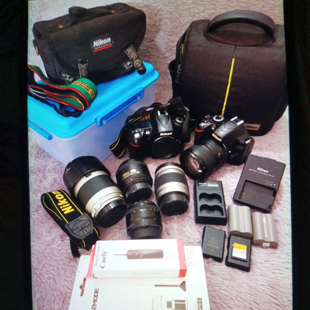 DSLR Nikon D90 Dan Nikon d2300 dengan 3 lensa berserta aksesoris lainnya kondisi normal