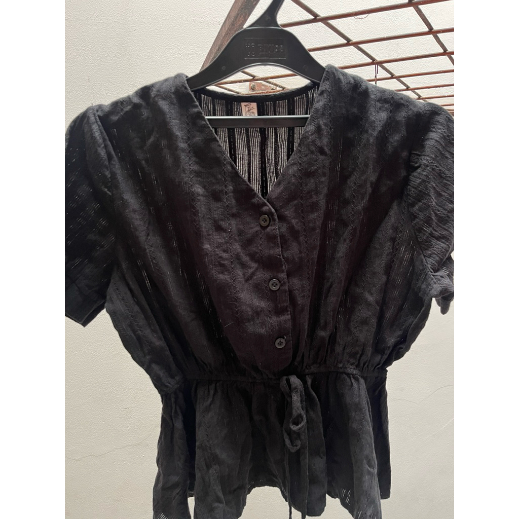 baju hitam kuliah