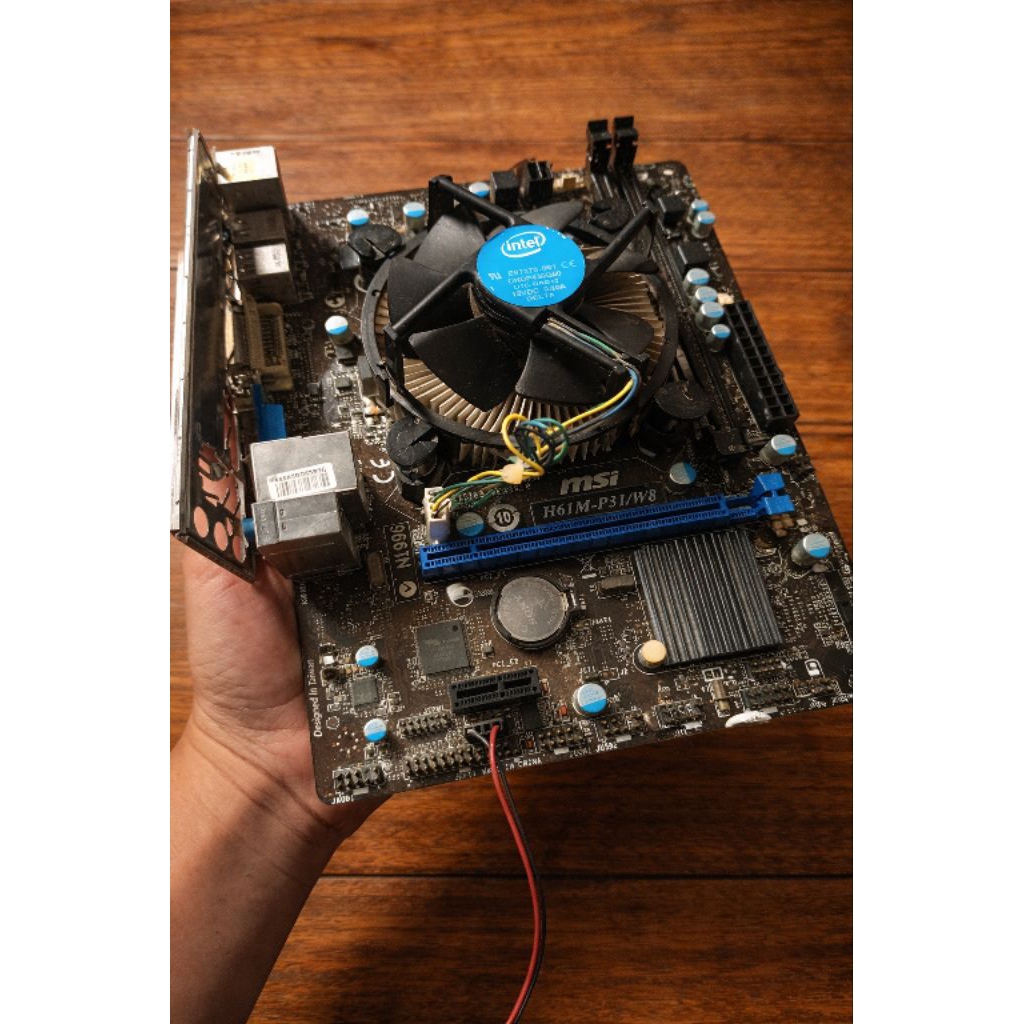 (motherboard) komputer merek MSI model H61M-P31/W8. socket LGA 1155