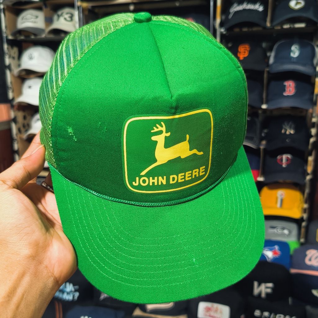 Topi trucker John Deere hijau
