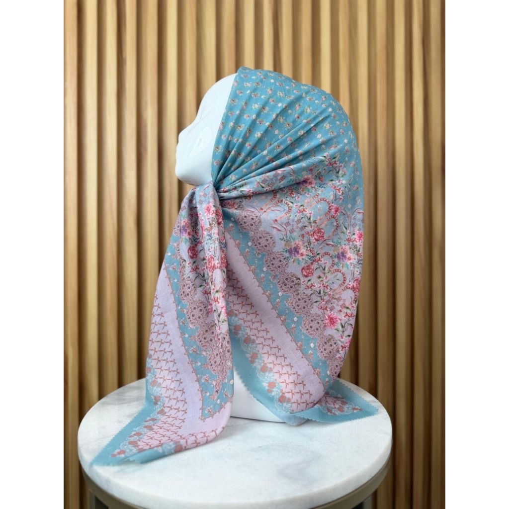 HIJAB SEGI EMPAT VOAL MOTIF BUNGA TURKIS PINK TOSCA