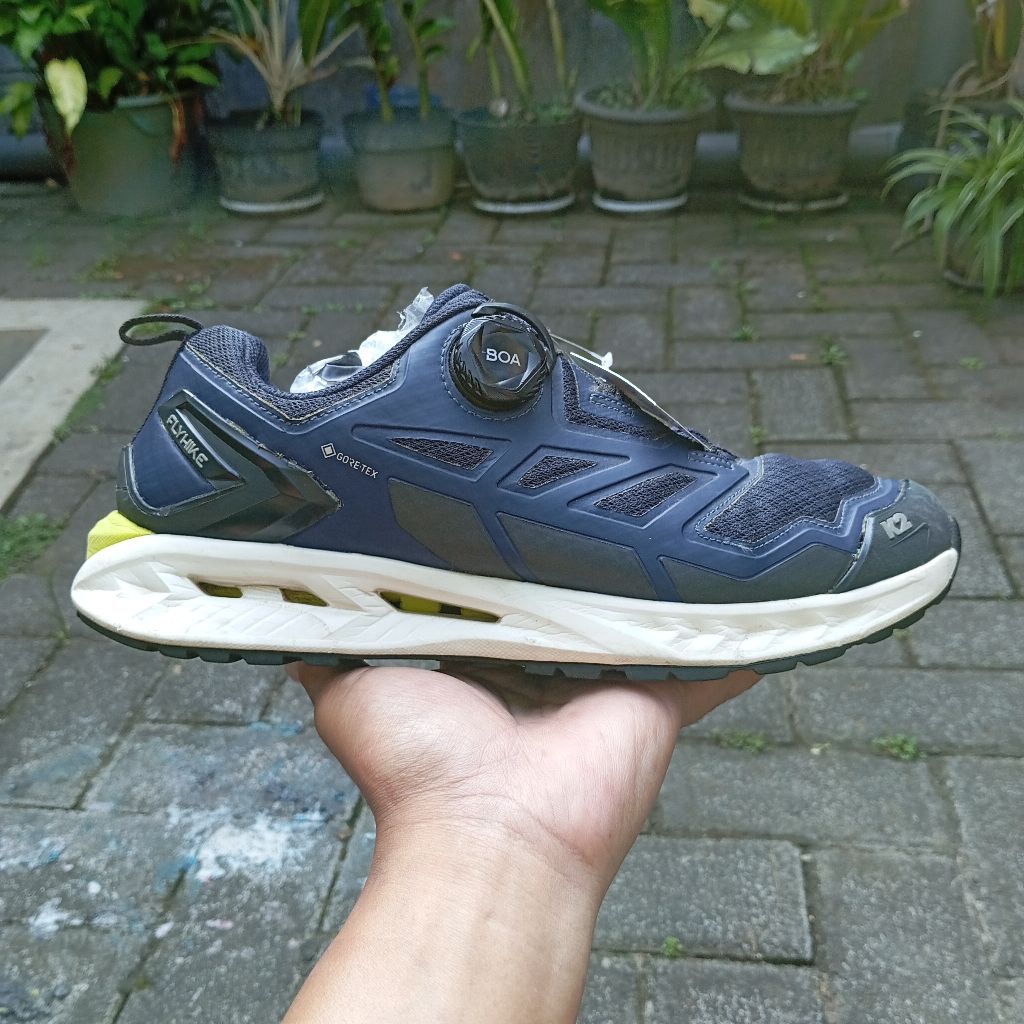 Sepatu trail running K2