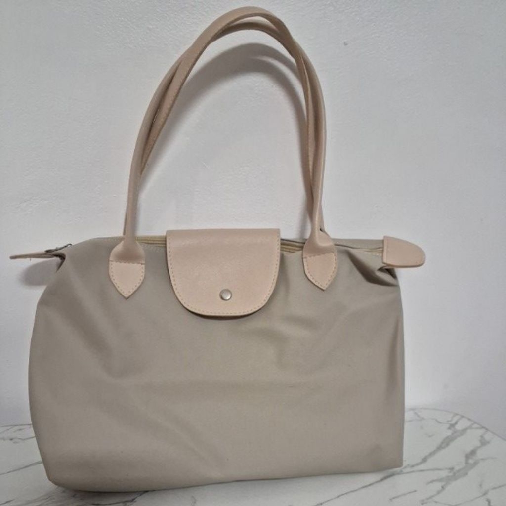 tas tote dengan kancing jepret dan zipper