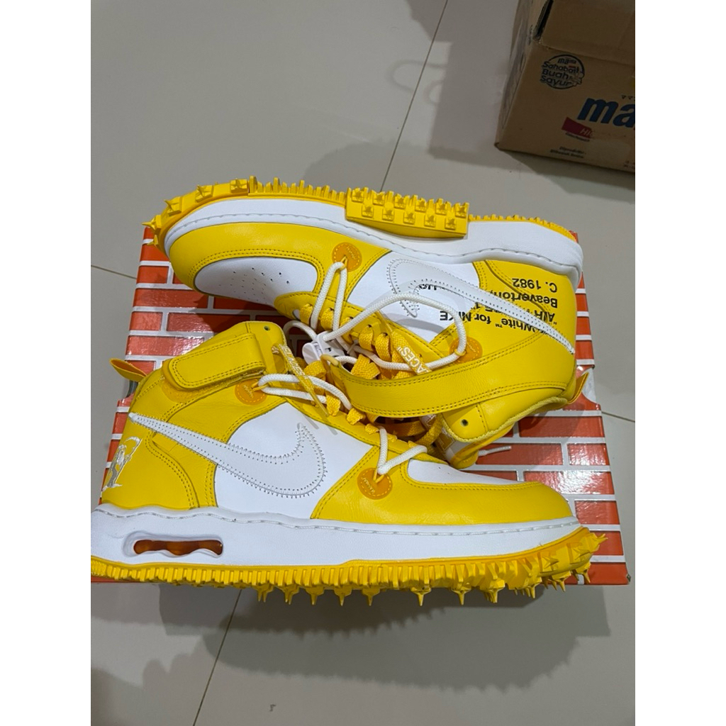 Nike x Off White Air Force 1 Mid Varsity Maize