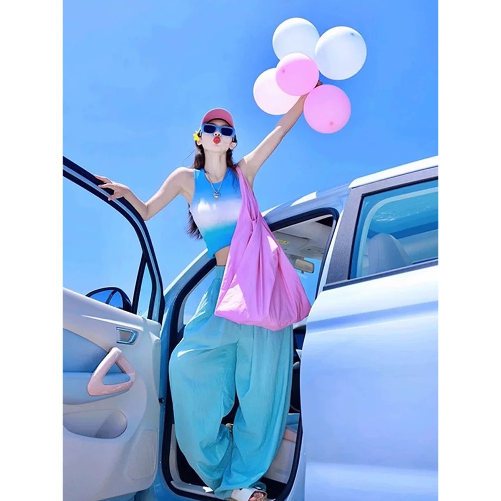 Pakaian wanita, celana panjang longgar model pantai, atasan, bahan nyaman, warna biru."