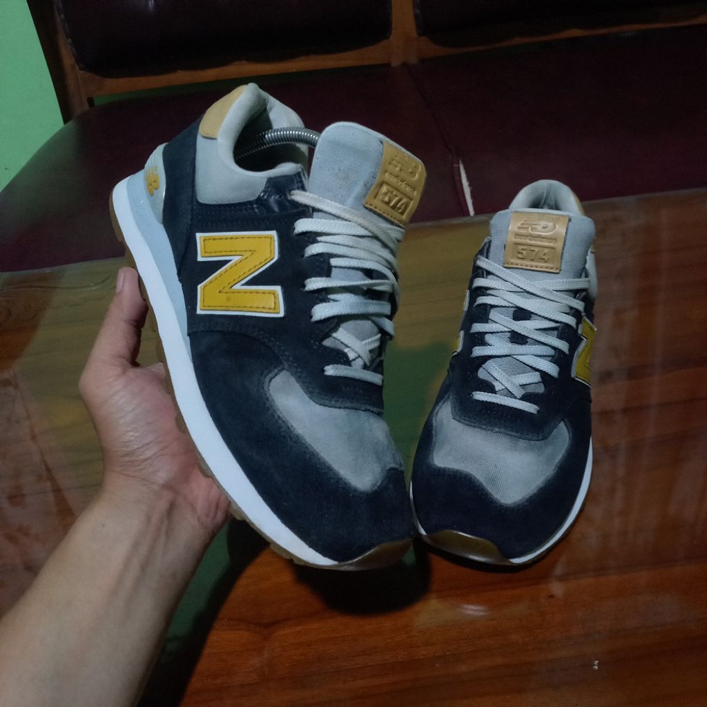 NEW BALANCE 574 OUTERSPACE VARSITY SNEAKERS PRIA WANITA SEPATU SECOND BRAND