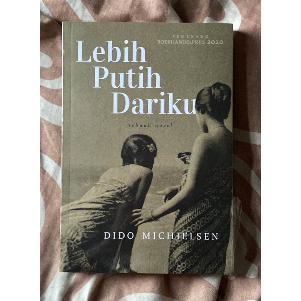 buku lebih putih dariku