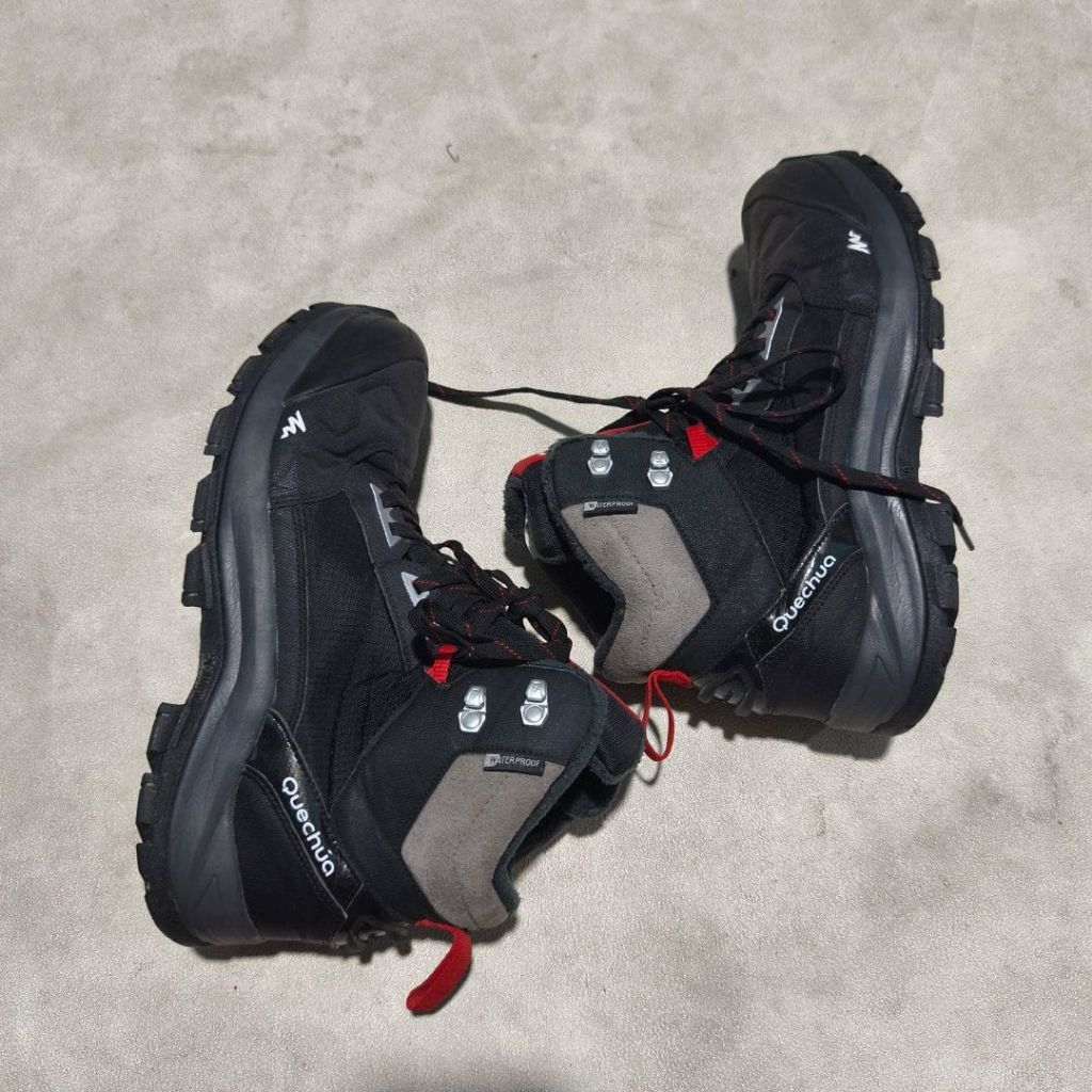 sepatu hiking gunung Quechua hitam