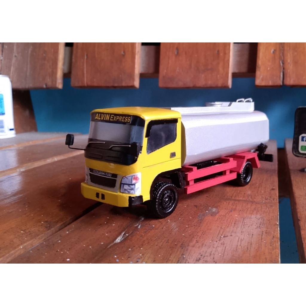 Miniatur truk Mitsubishi canter tangki