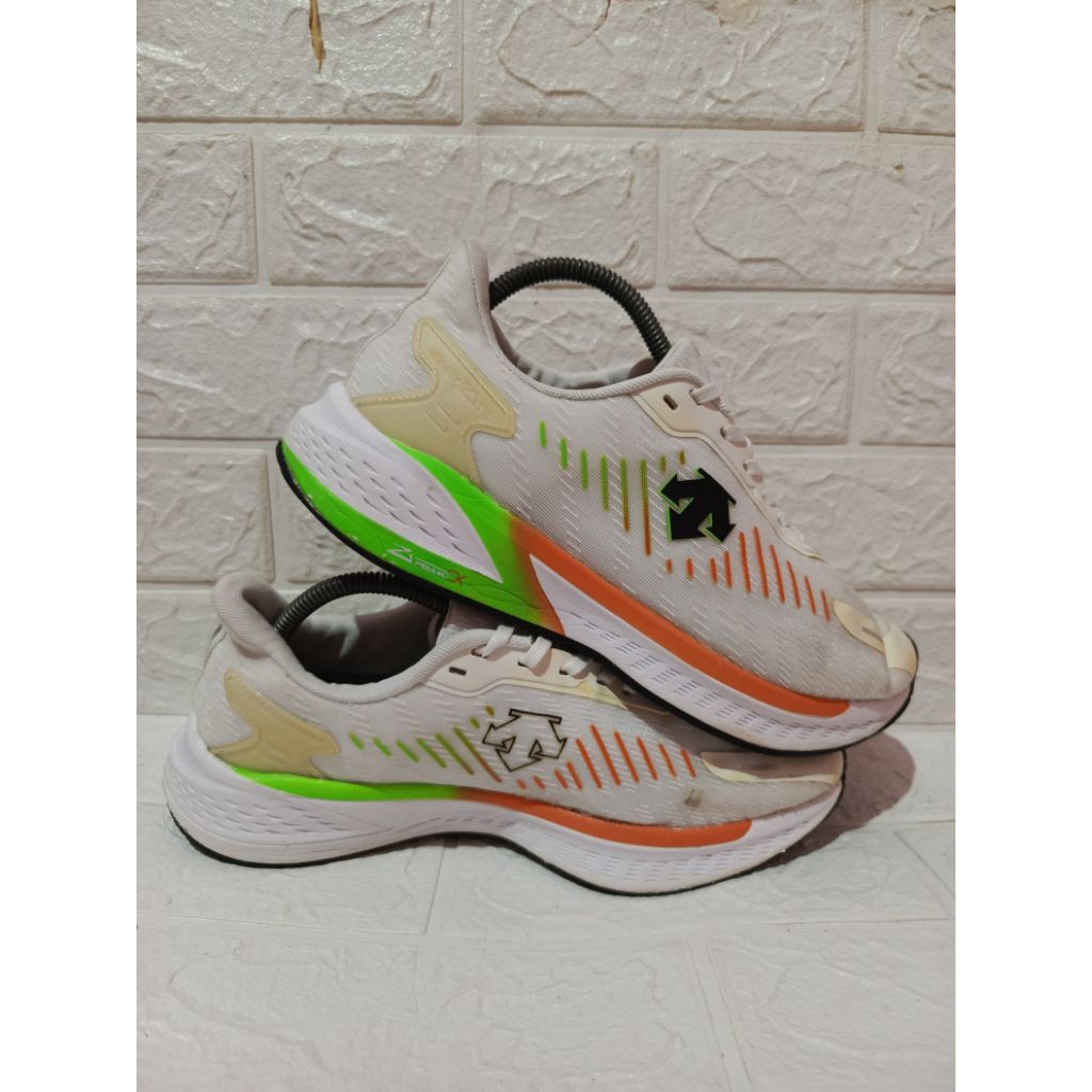 Sepatu Running Descente Enerzite Super White size - 42