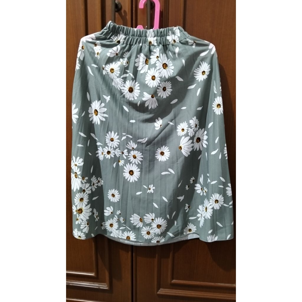 Rok anak motif bunga warna hijau sage