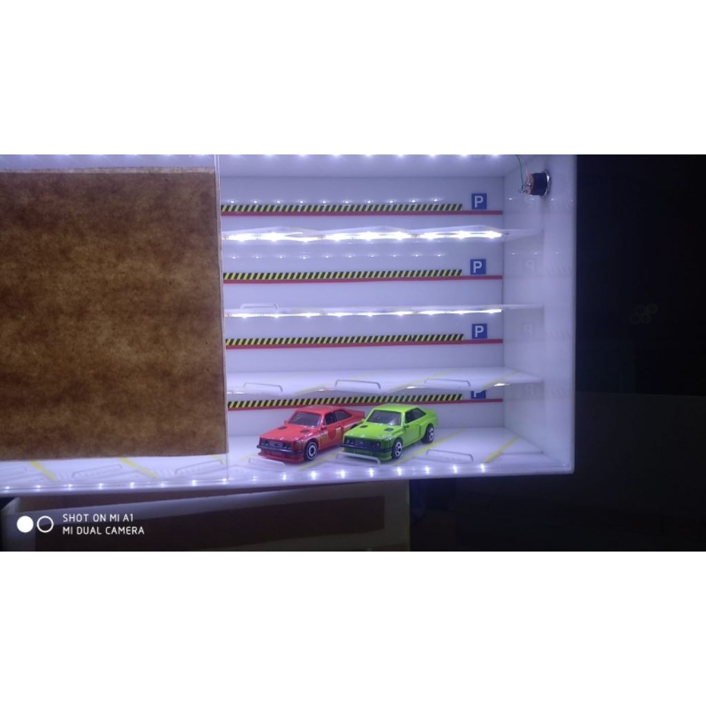 rak akrilik hotwheels