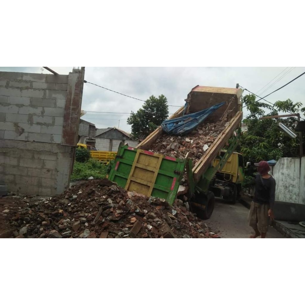 nguruk puing bangunan