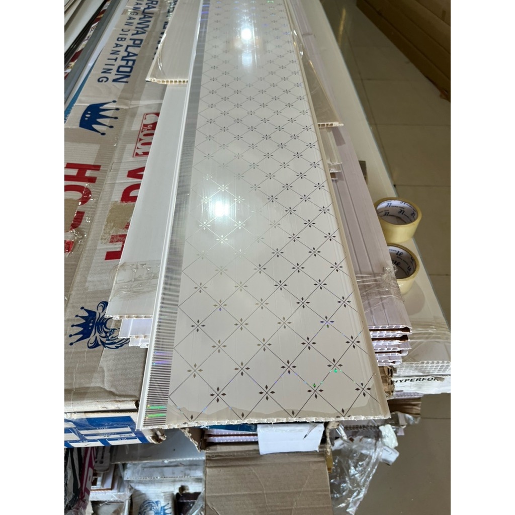 Plafon Pvc Putih Motif Kotak Bunga Hologram Glossy T 518 PERLEMBAR