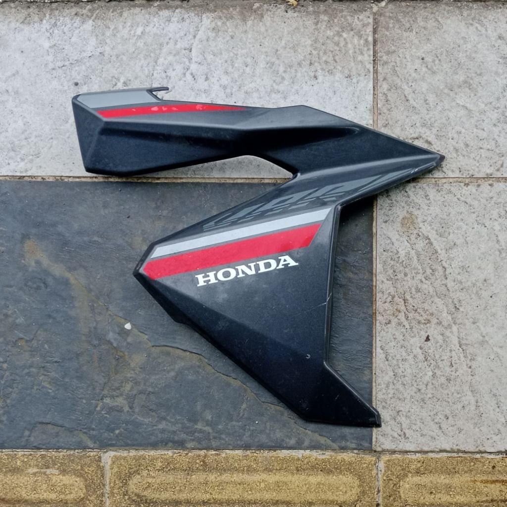 cover body sayap depan sebelah kanan motor vario 125