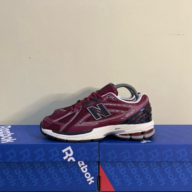 40 - Sepatu  New Balance NB 1906r Burgundy Black Bekas Second
