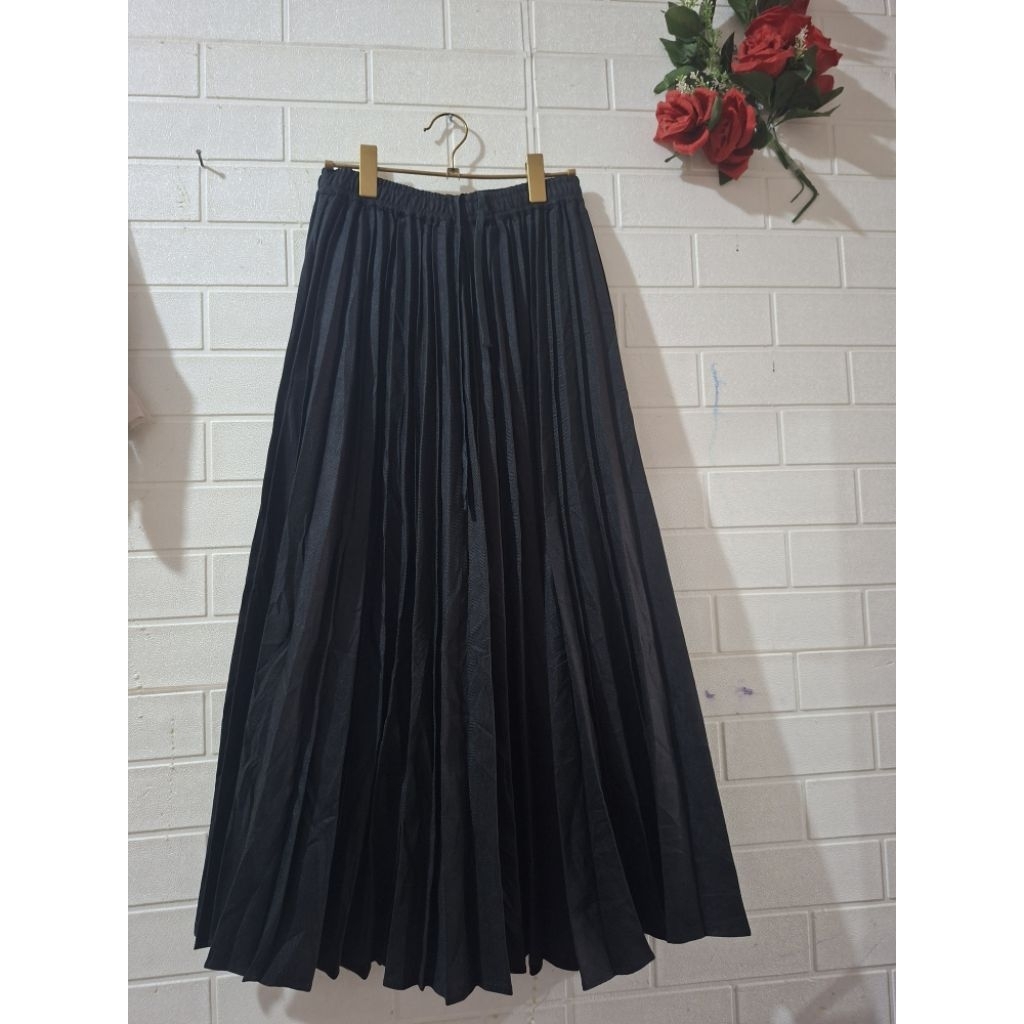 Rok plisket hitam megar by Niko And