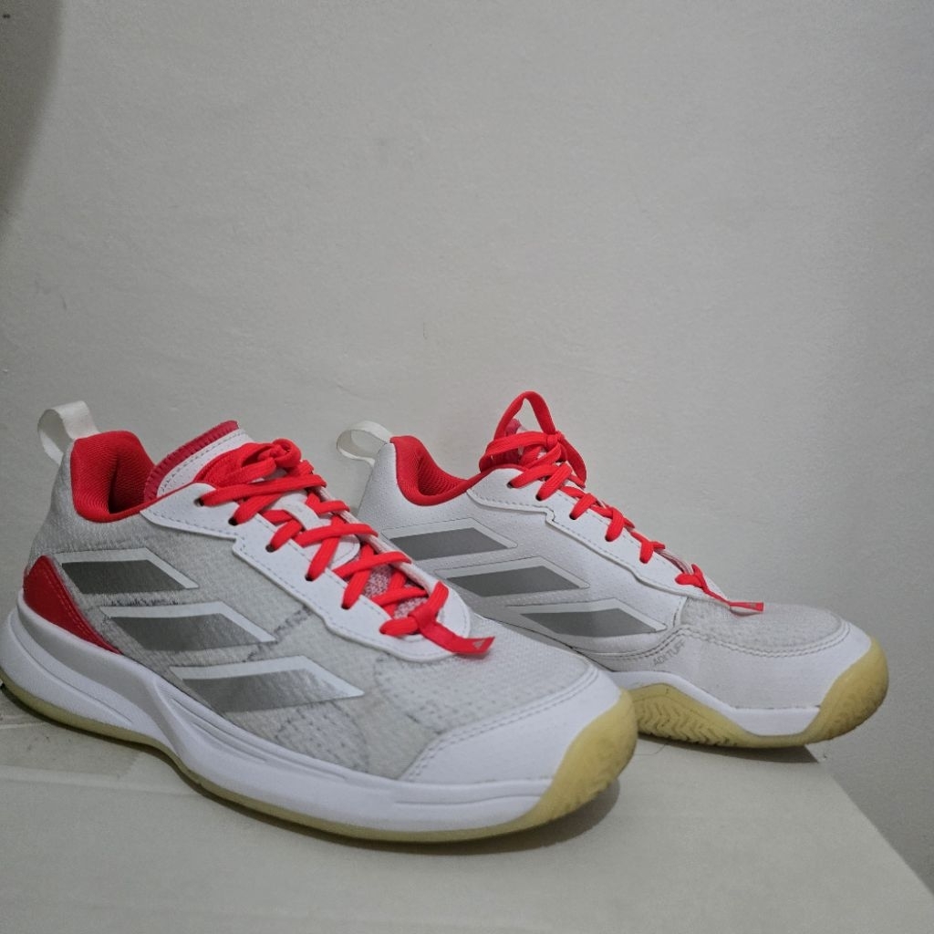 Sepatu tennis adidas avaflash