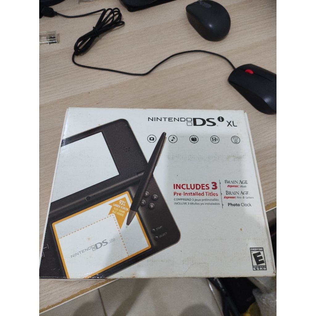 Nintendo DSi XL - Konsol Game Handheld dengan Layar 4.2 Inci dan Baterai Hingga 17 Jam