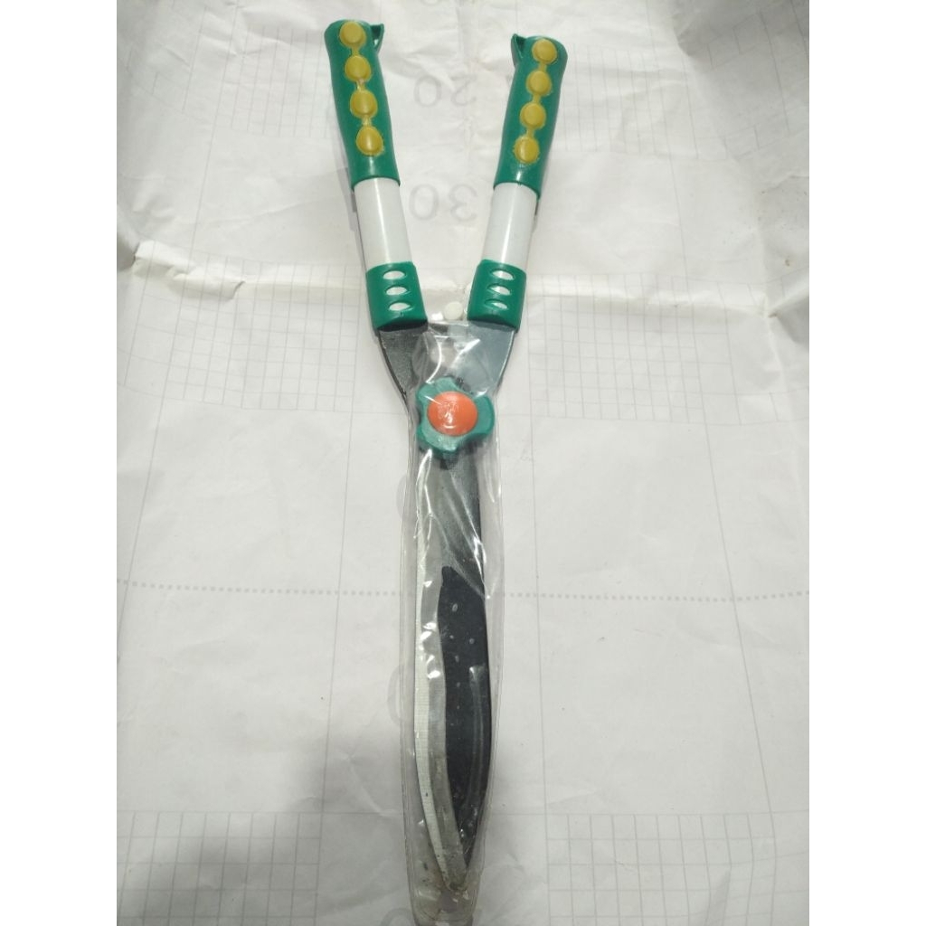 Gunting Rumput Tajam