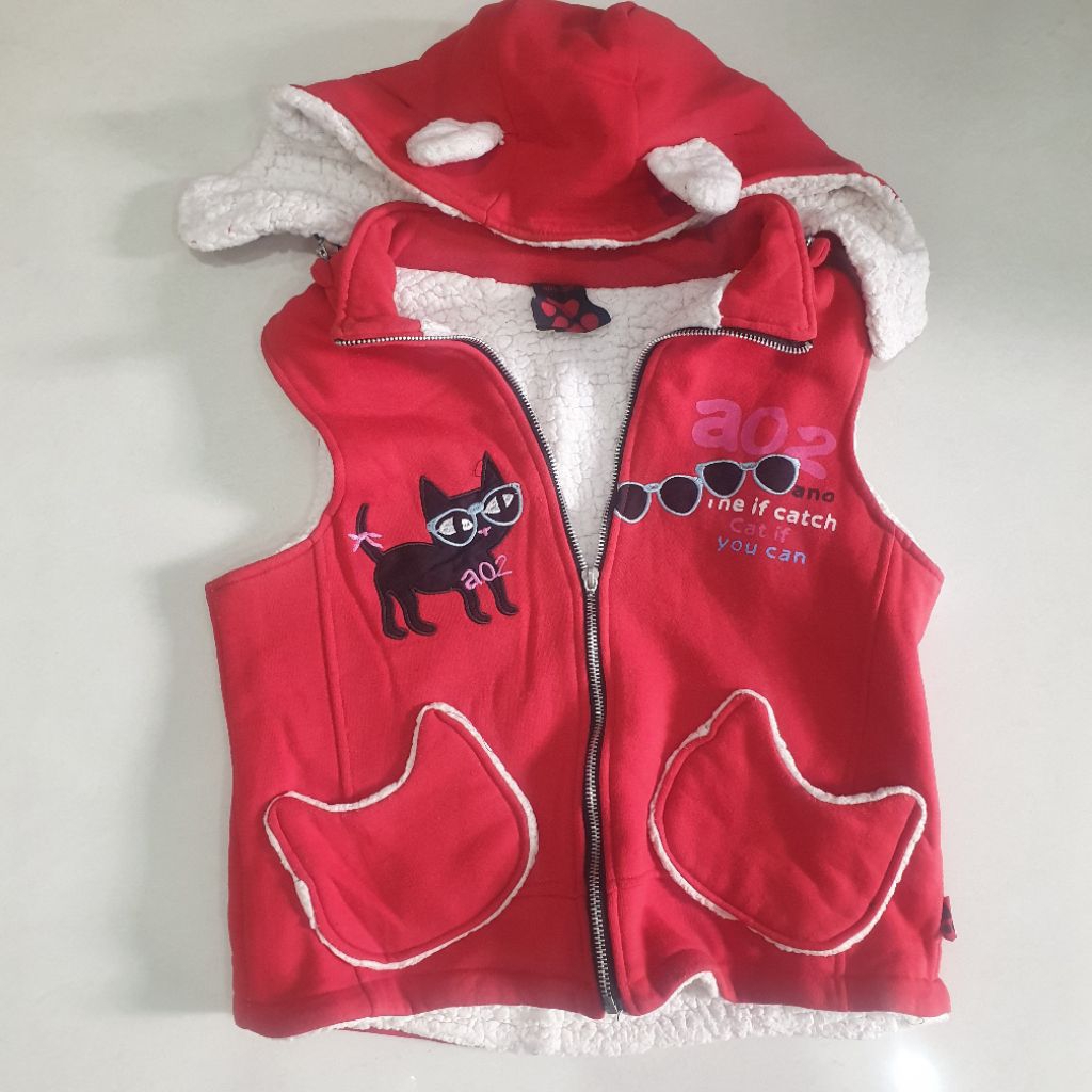 Outer Anak Perempuan Merah Tanpa Lengan Motif Kucing Hangat