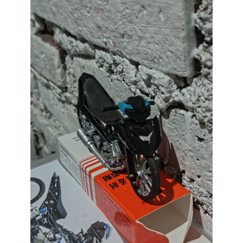 miniatur mx king v2 skala 1:18