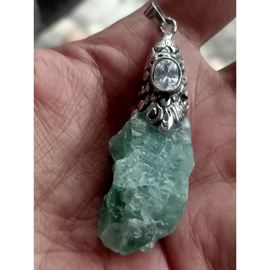 liontin batu bahan kecubung hijau