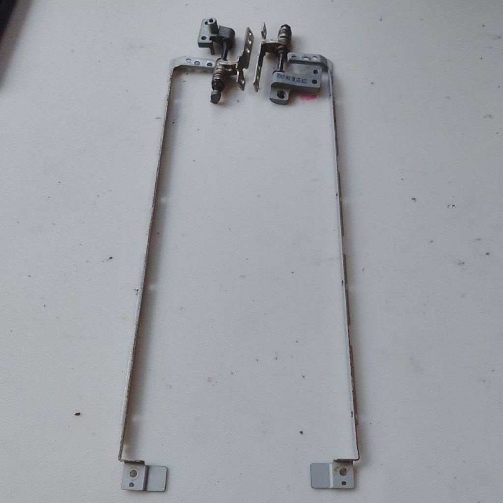 Engsel Laptop Compaq Presario V3000