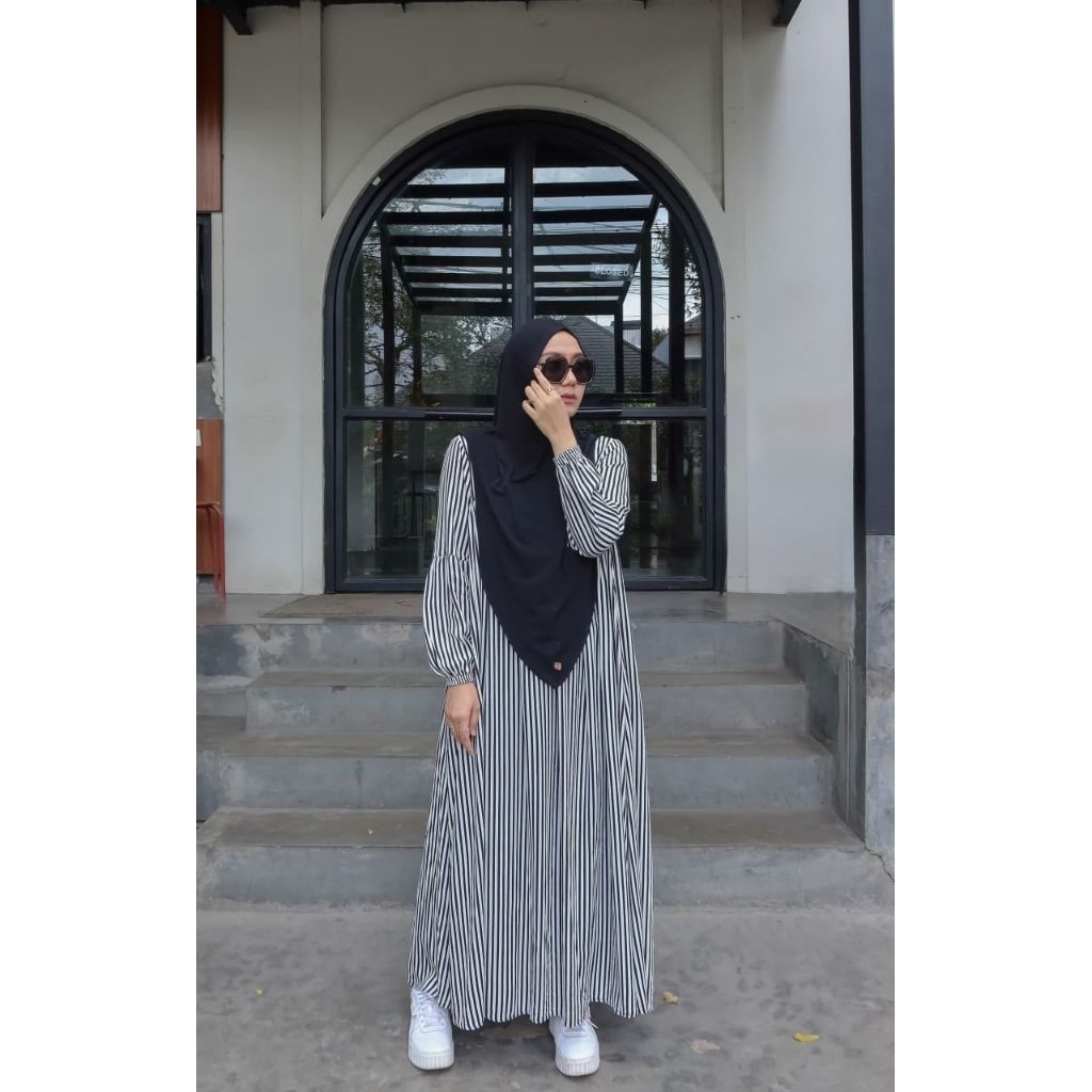 BASIC LITTLE STRIPE BLACK WHITE BY ZAFEETRI