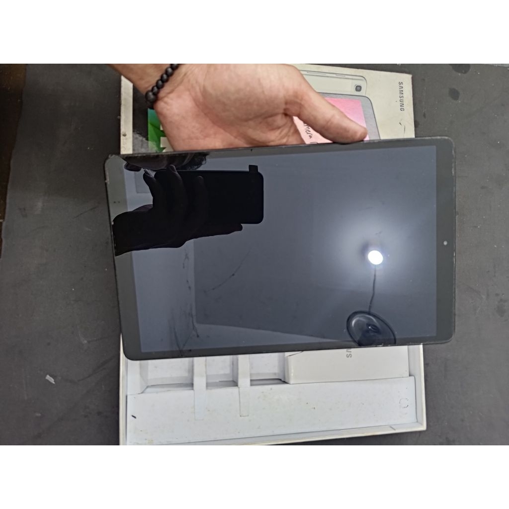 samsung galaxy tab A, 3/32gb, 10.1" kondisi minus kamera depan buram
