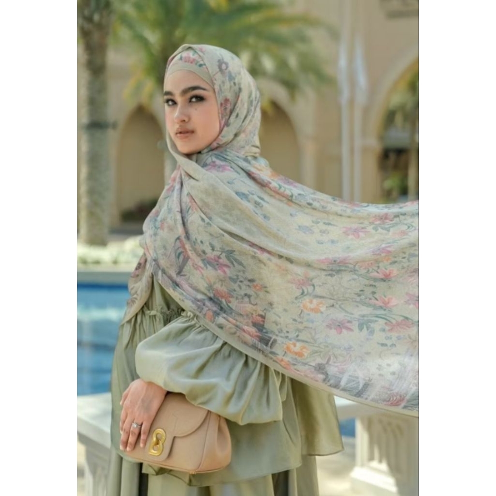 Buttonscarves Dubai pleated shawl ivory