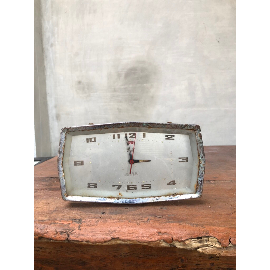 Hiasan jam weker jadul lawas