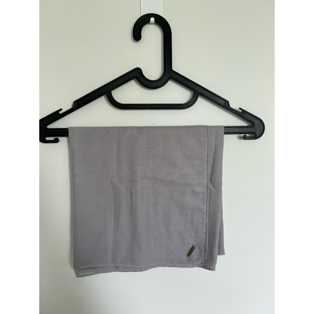 Preloved hijab segi empat polos brand Nobby