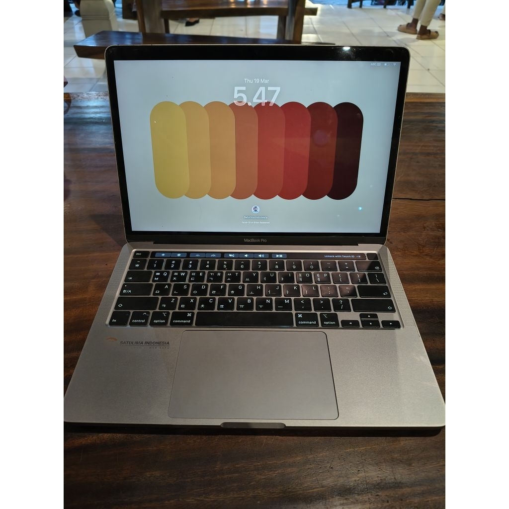 Macbook pro 2020 touchbar 13 inci Ram 16 GB internal 512 GB
