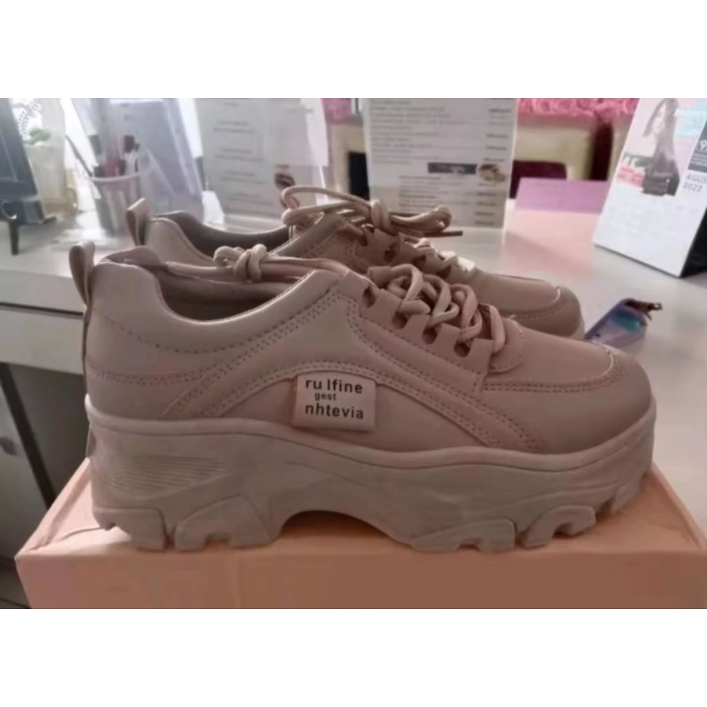 sepatu sneaker wanita warna krem/coklat size 37