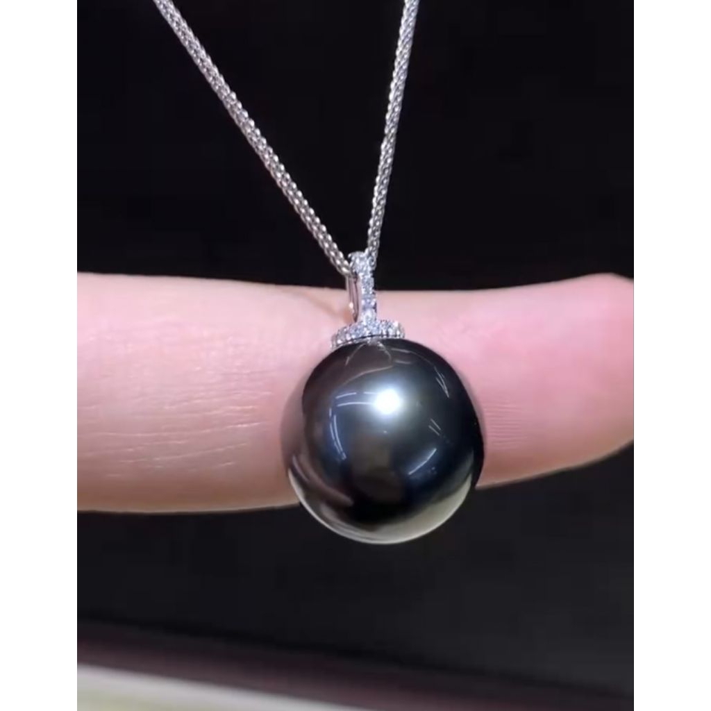 Liontin Berlian 18K + Mutiara Hitam Tahiti Premium | Desain Klasik Abadi | Diameter 12,1 mm