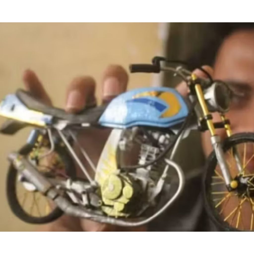 mainan miniatur motor surex Honda gl pro Clasik scala1:16