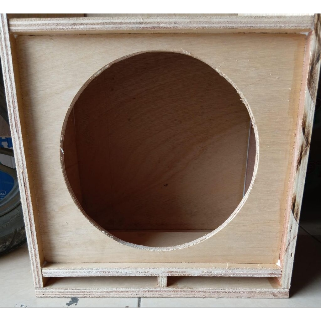 Box speaker bass atau sub 12 inch