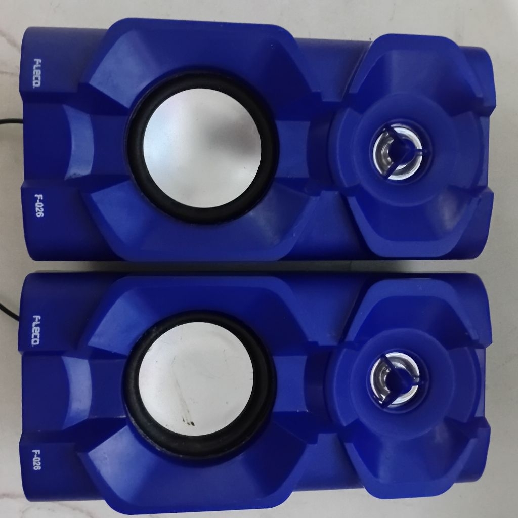 Speaker Fleco F-026Speaker Komputer / HP
Menggunakan sumber tenaga USB (5V) yang bisa di colok ke ko