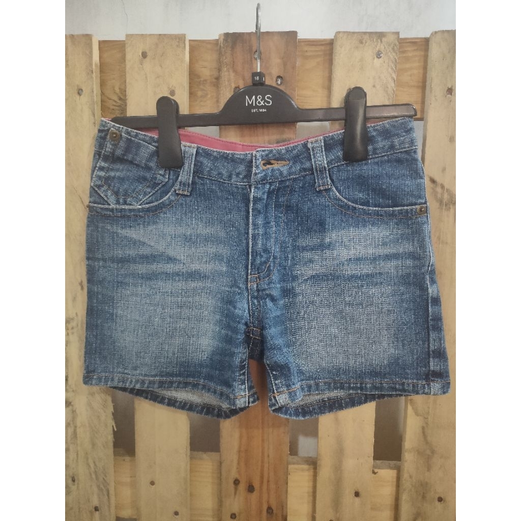 Celana Pendek Wanita Bekas Pakai