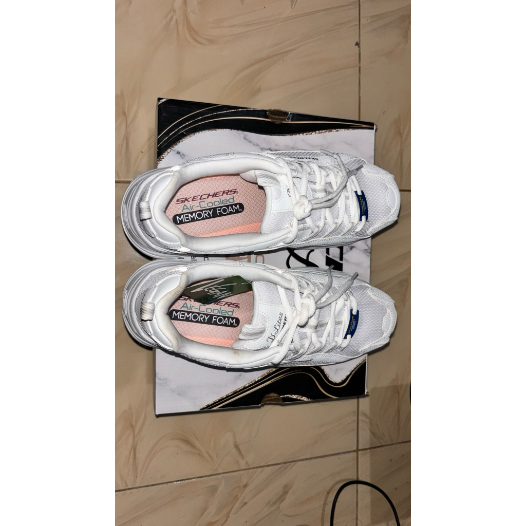 Sepatu Skechers Putih