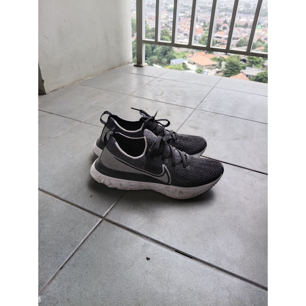 PRELOVED-Nike react infinity run flyknit black white